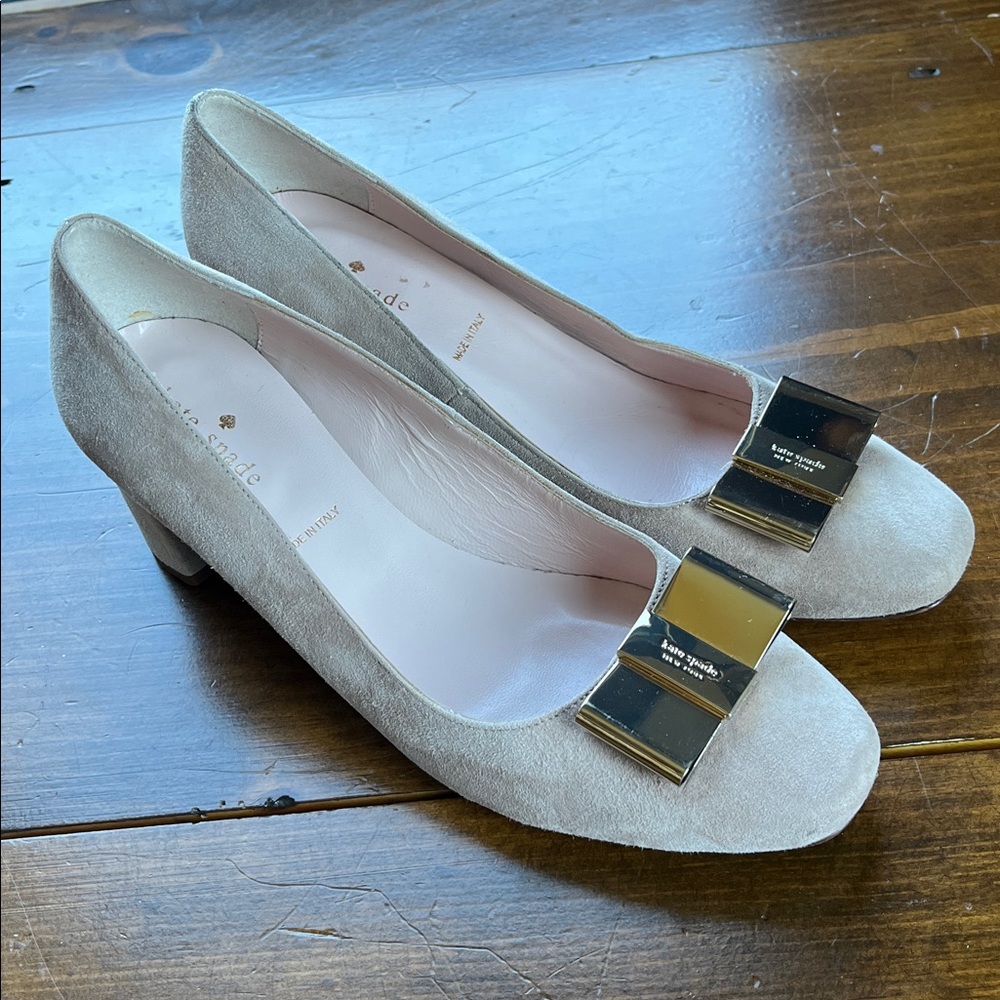 Kate Spade Lorin Tan/Nude Suede Heels with Gold Tone Bow -Sz 8.5M